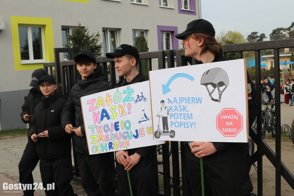 Policyjna akcja przy SP 5 w Gostyniu