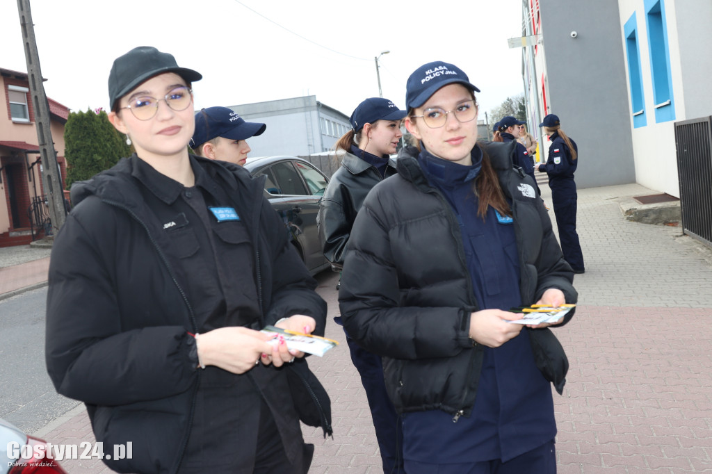 Policyjna akcja przy SP 5 w Gostyniu