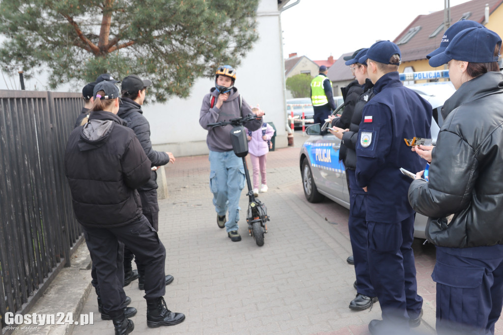 Policyjna akcja przy SP 5 w Gostyniu