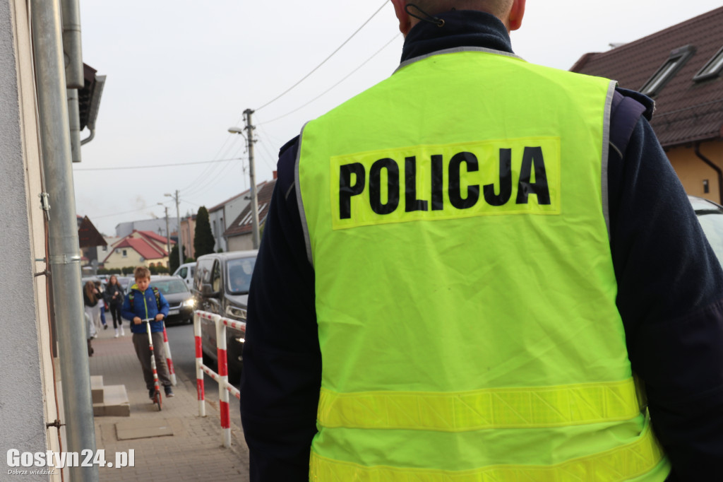 Policyjna akcja przy SP 5 w Gostyniu