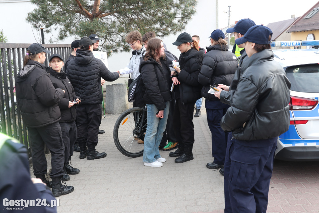 Policyjna akcja przy SP 5 w Gostyniu
