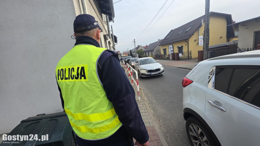 Policyjna akcja przy SP 5 w Gostyniu