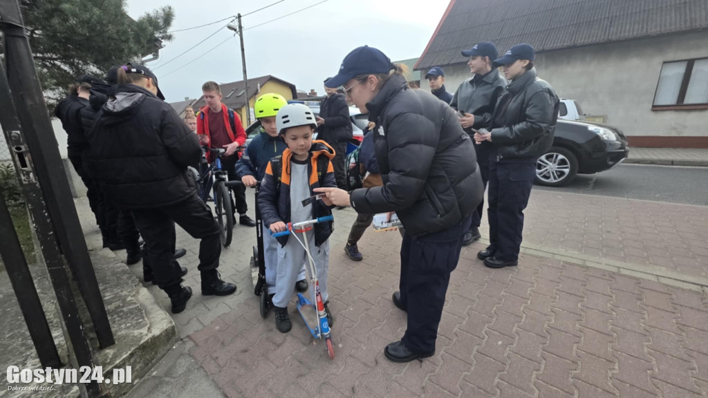 Policyjna akcja przy SP 5 w Gostyniu