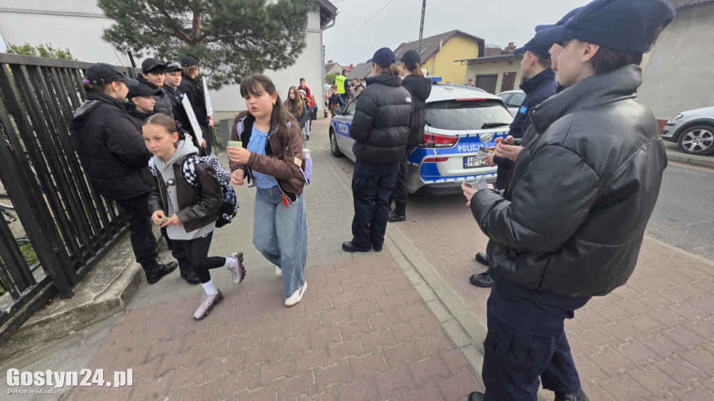 Policyjna akcja przy SP 5 w Gostyniu