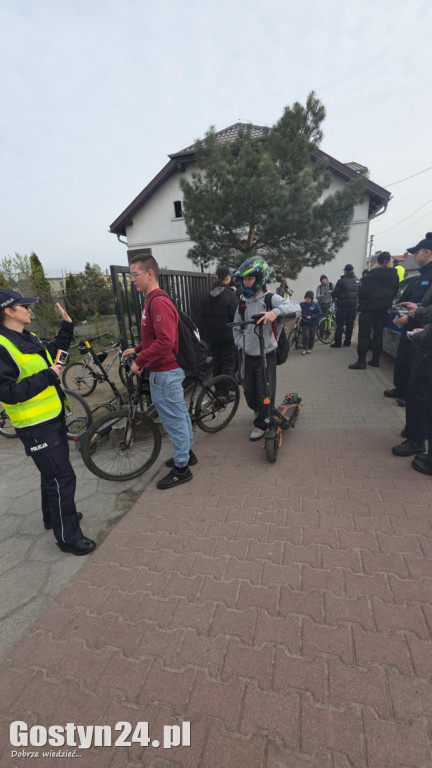 Policyjna akcja przy SP 5 w Gostyniu