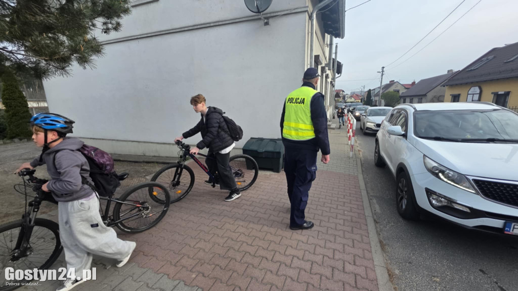 Policyjna akcja przy SP 5 w Gostyniu