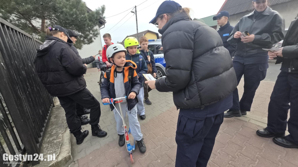 Policyjna akcja przy SP 5 w Gostyniu