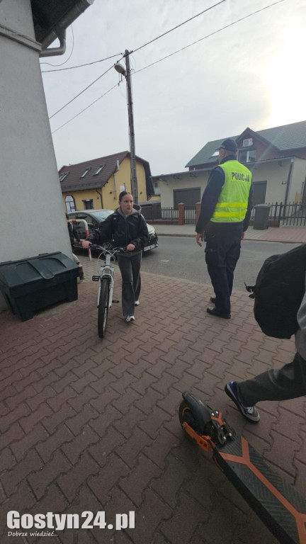 Policyjna akcja przy SP 5 w Gostyniu