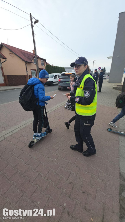 Policyjna akcja przy SP 5 w Gostyniu