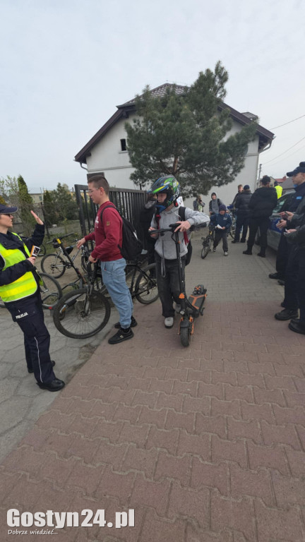 Policyjna akcja przy SP 5 w Gostyniu
