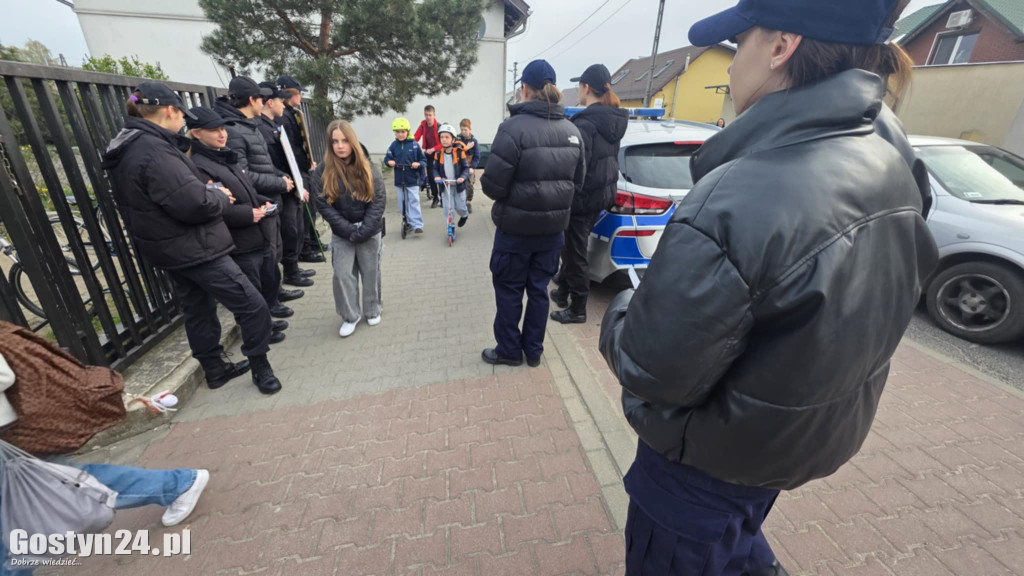 Policyjna akcja przy SP 5 w Gostyniu