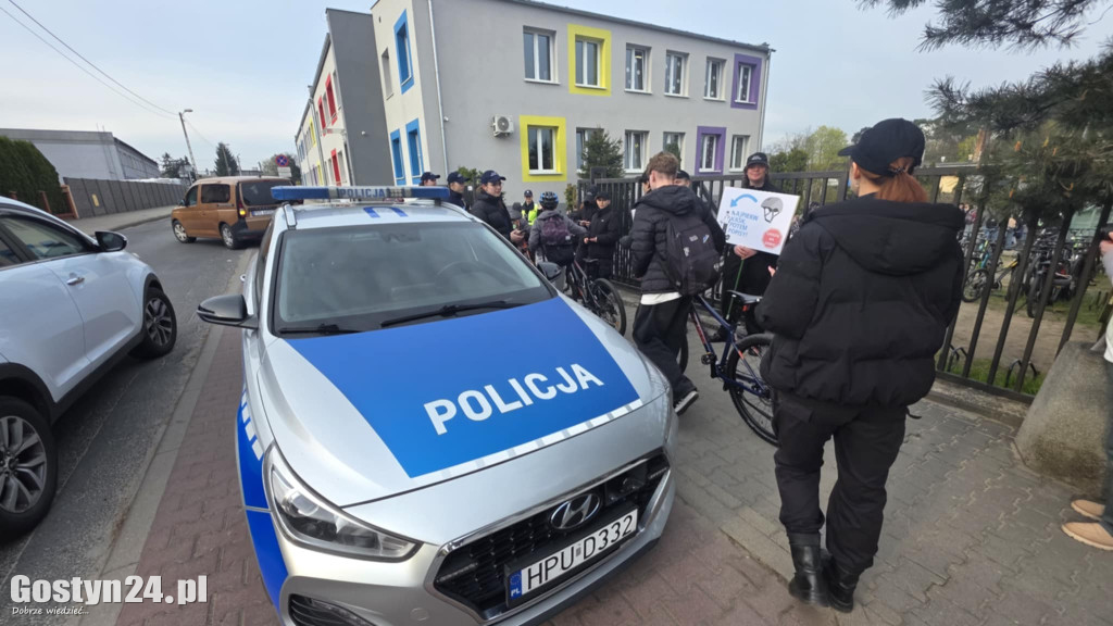 Policyjna akcja przy SP 5 w Gostyniu