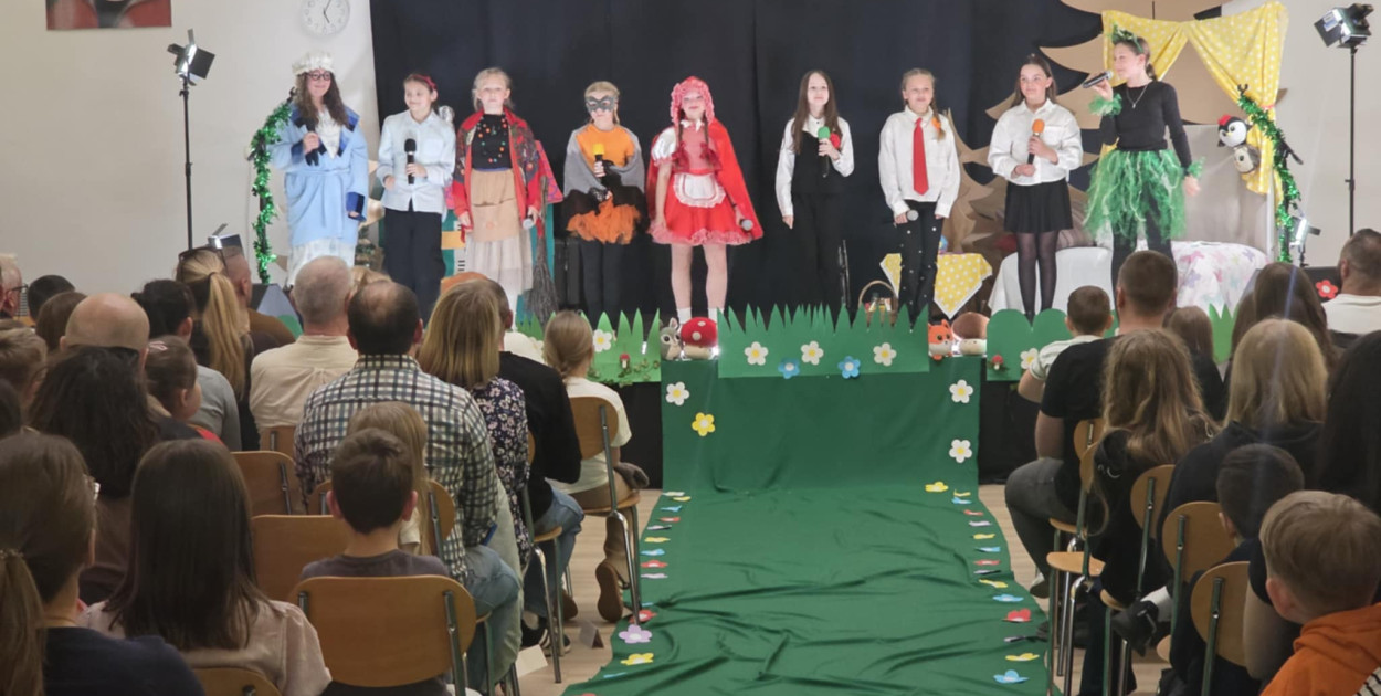 Przedstawienie w wykonaniu uczniów w Piaskach