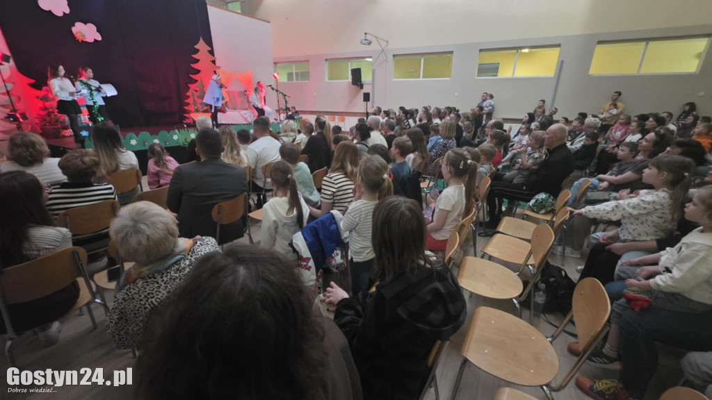 Przedstawienie w wykonaniu uczniów w Piaskach