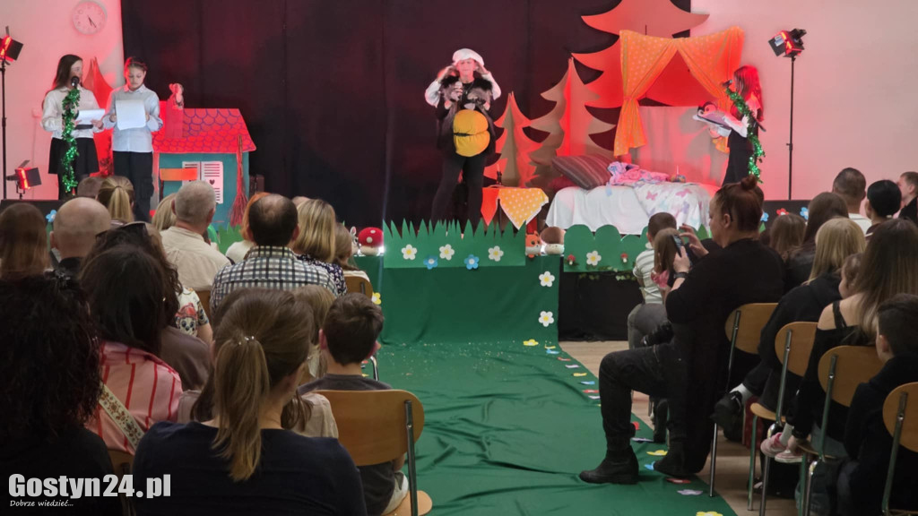 Przedstawienie w wykonaniu uczniów w Piaskach