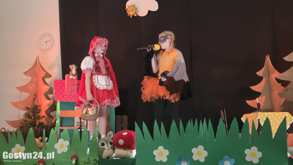 Przedstawienie w wykonaniu uczniów w Piaskach