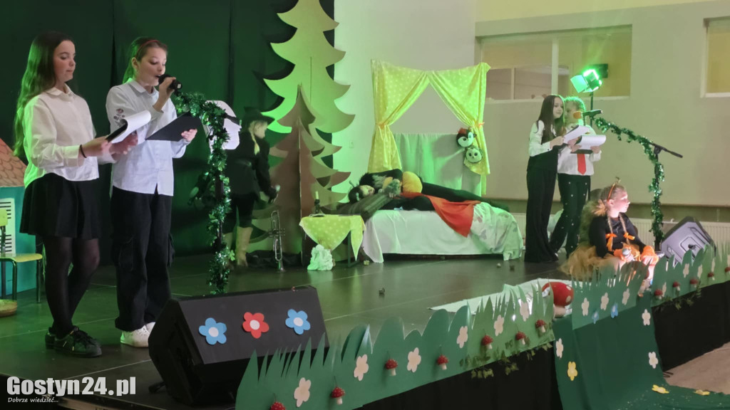 Przedstawienie w wykonaniu uczniów w Piaskach