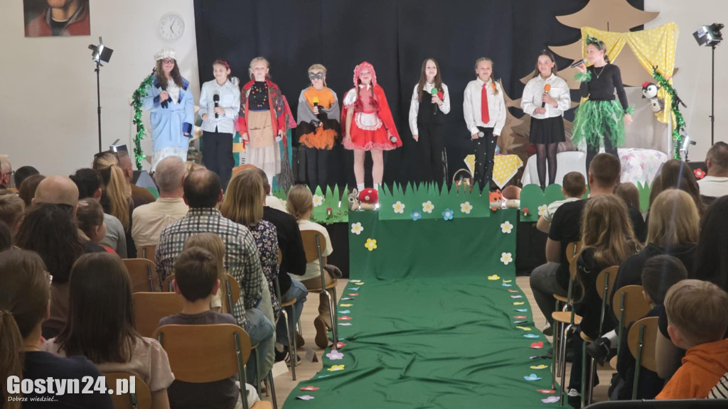 Przedstawienie w wykonaniu uczniów w Piaskach