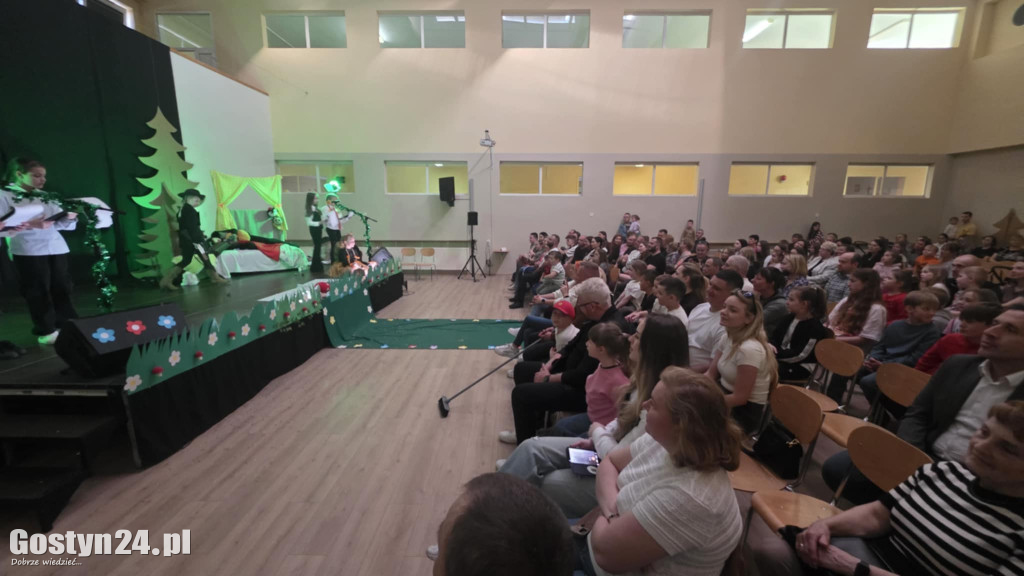 Przedstawienie w wykonaniu uczniów w Piaskach