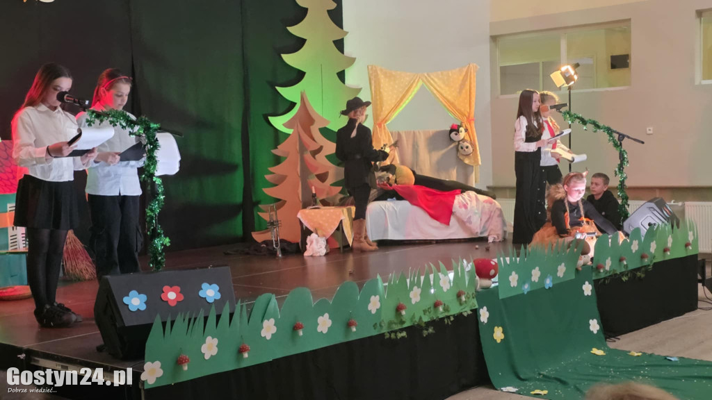 Przedstawienie w wykonaniu uczniów w Piaskach