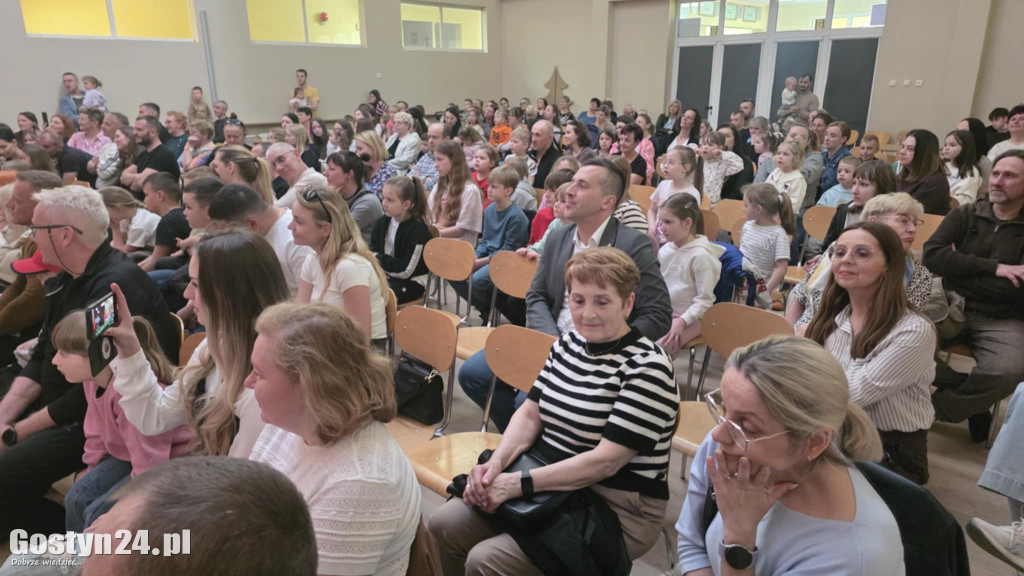 Przedstawienie w wykonaniu uczniów w Piaskach