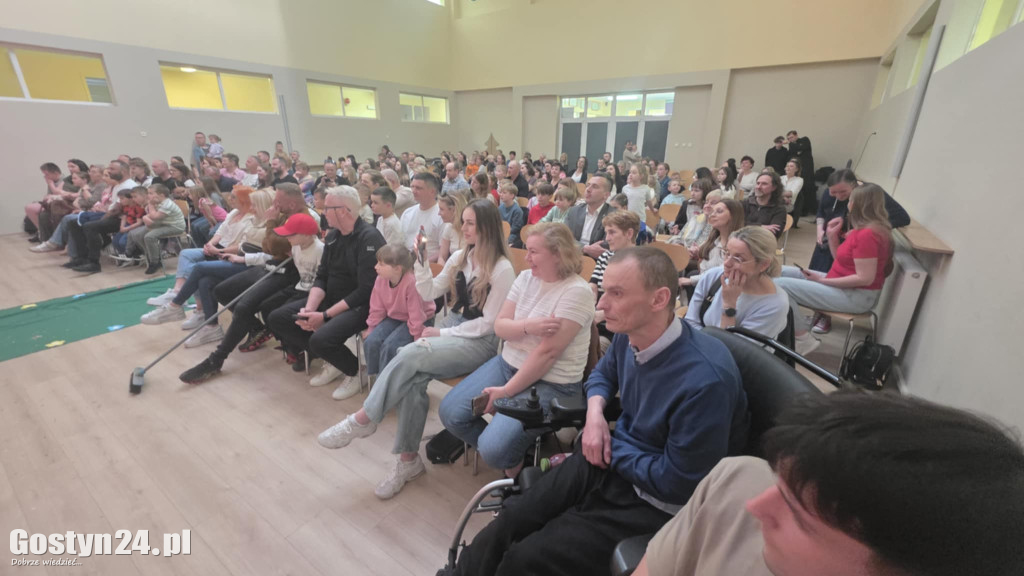 Przedstawienie w wykonaniu uczniów w Piaskach