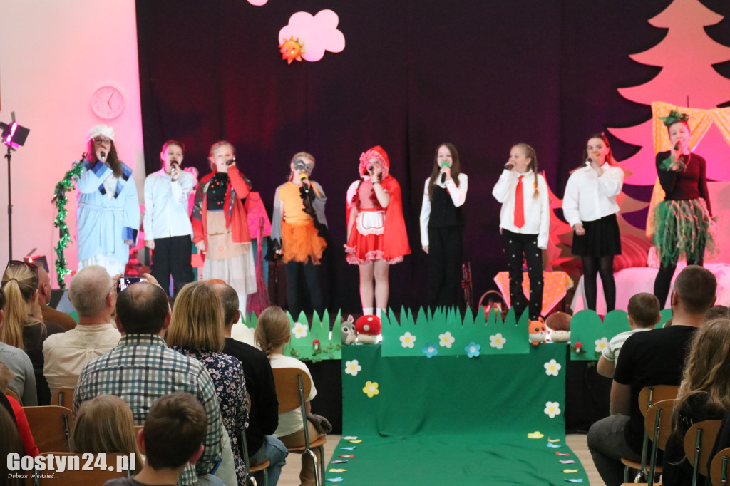 Przedstawienie w wykonaniu uczniów w Piaskach