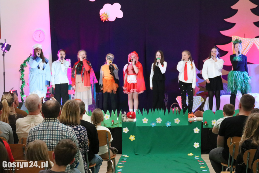 Przedstawienie w wykonaniu uczniów w Piaskach