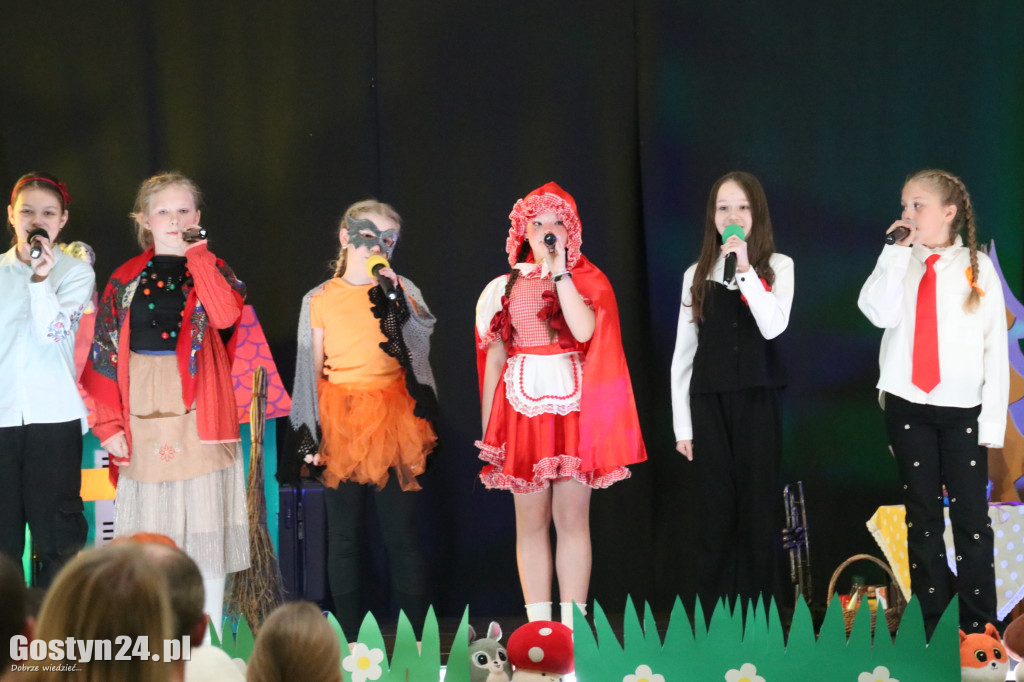 Przedstawienie w wykonaniu uczniów w Piaskach