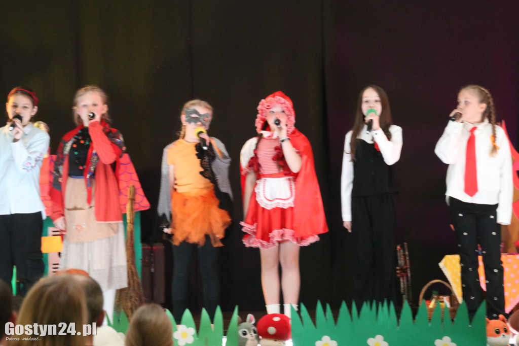 Przedstawienie w wykonaniu uczniów w Piaskach