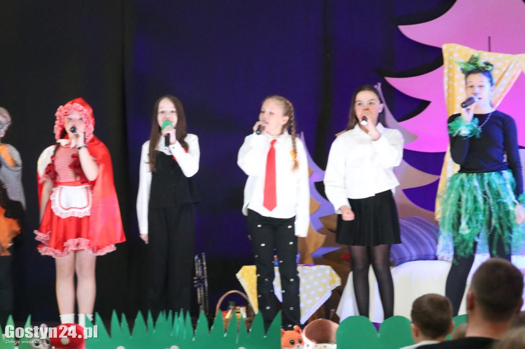 Przedstawienie w wykonaniu uczniów w Piaskach