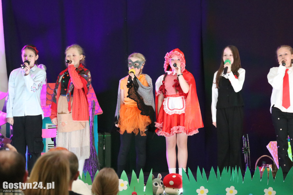 Przedstawienie w wykonaniu uczniów w Piaskach