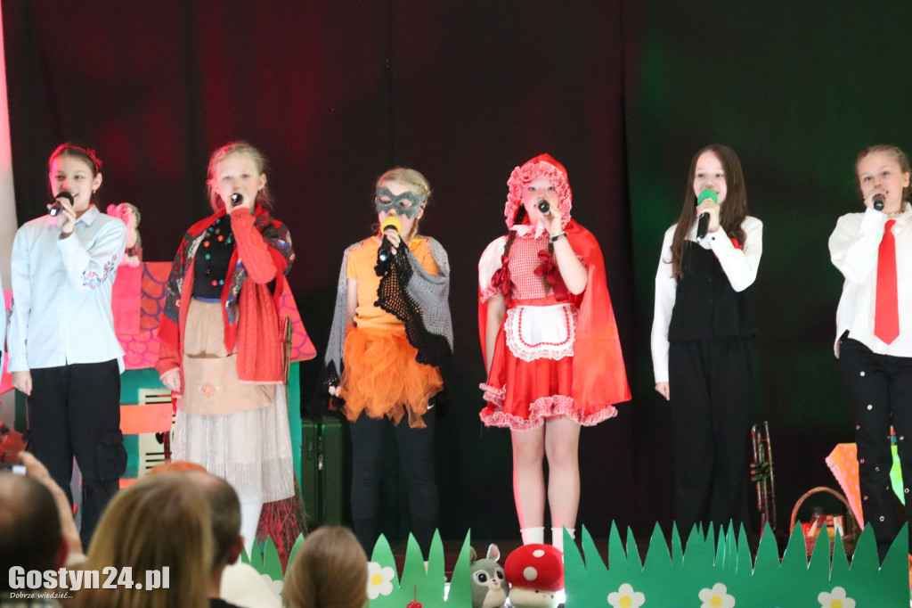 Przedstawienie w wykonaniu uczniów w Piaskach