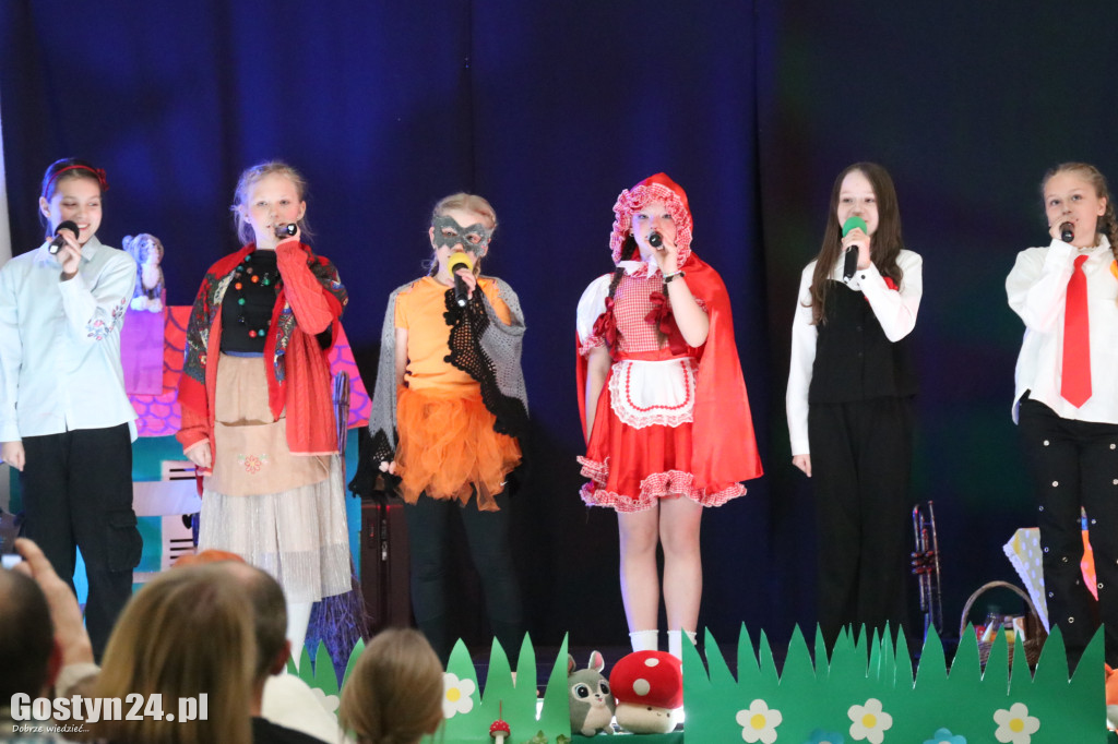 Przedstawienie w wykonaniu uczniów w Piaskach