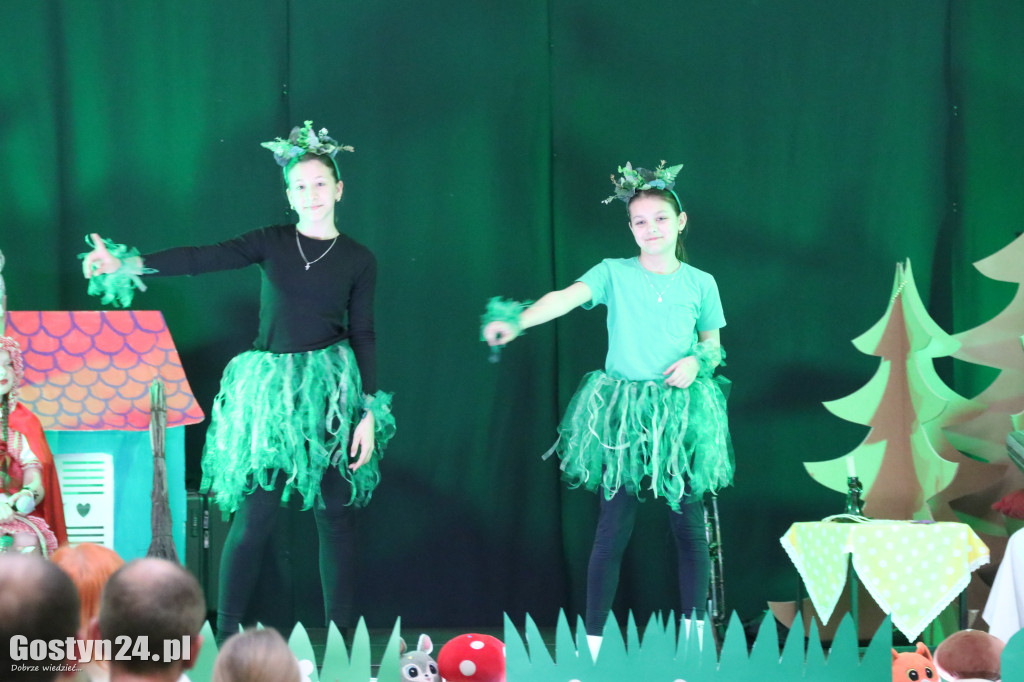 Przedstawienie w wykonaniu uczniów w Piaskach