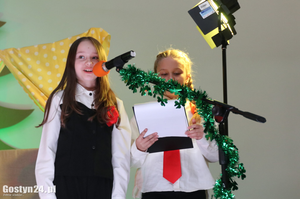 Przedstawienie w wykonaniu uczniów w Piaskach