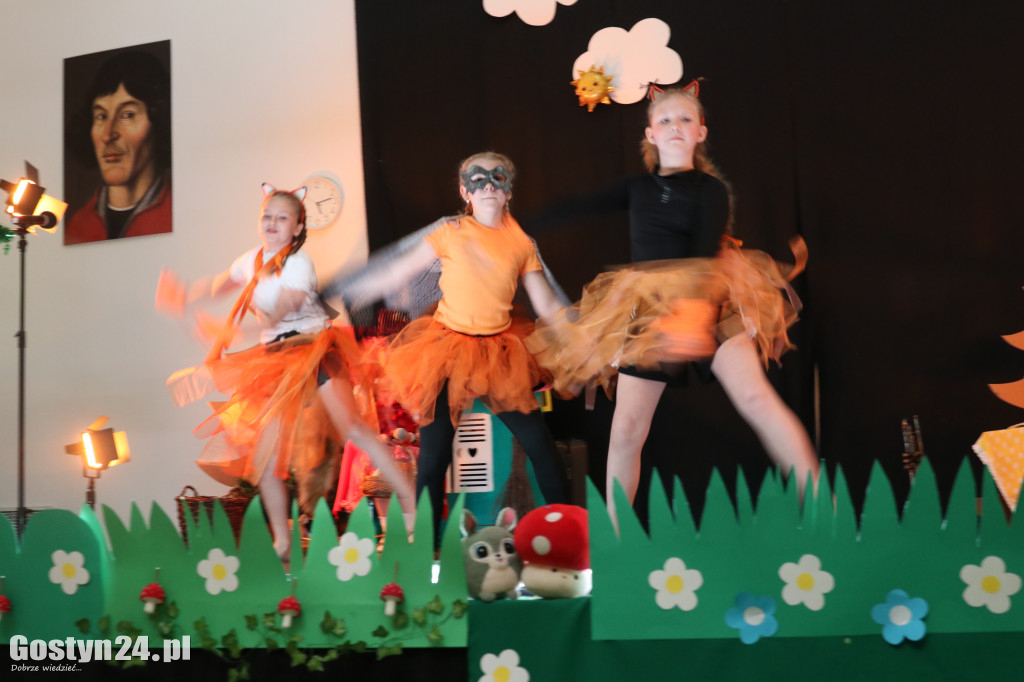 Przedstawienie w wykonaniu uczniów w Piaskach