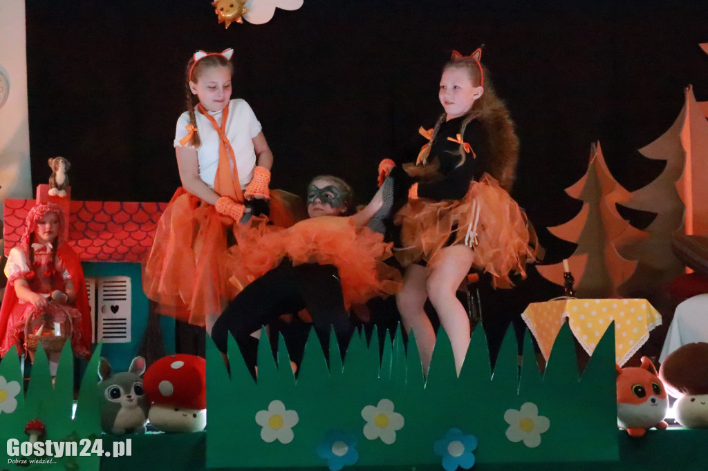 Przedstawienie w wykonaniu uczniów w Piaskach