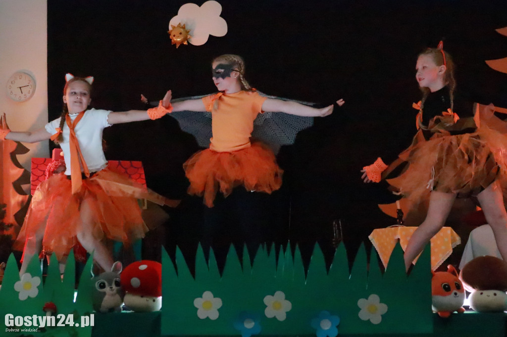 Przedstawienie w wykonaniu uczniów w Piaskach