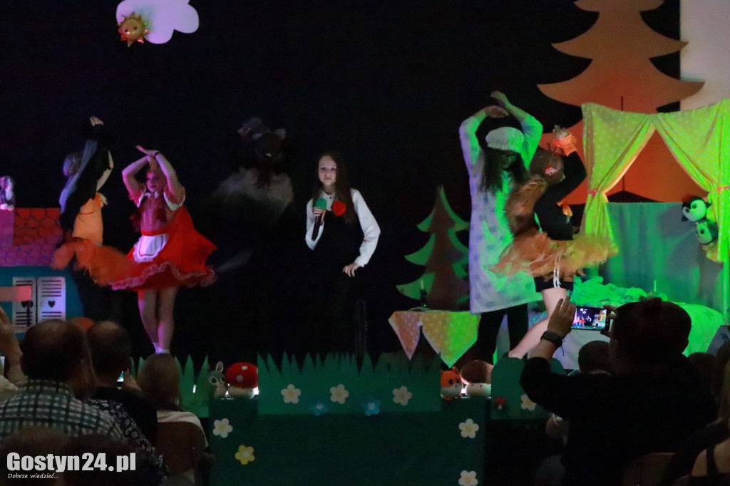 Przedstawienie w wykonaniu uczniów w Piaskach