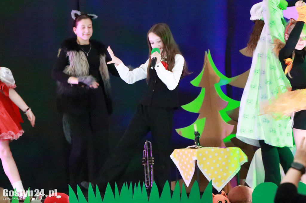 Przedstawienie w wykonaniu uczniów w Piaskach