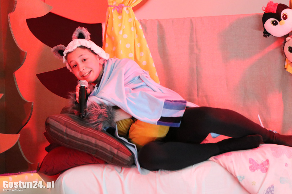 Przedstawienie w wykonaniu uczniów w Piaskach