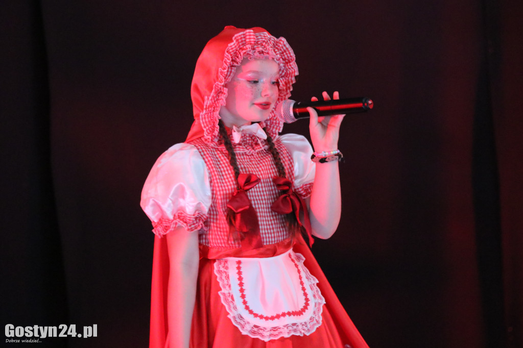 Przedstawienie w wykonaniu uczniów w Piaskach