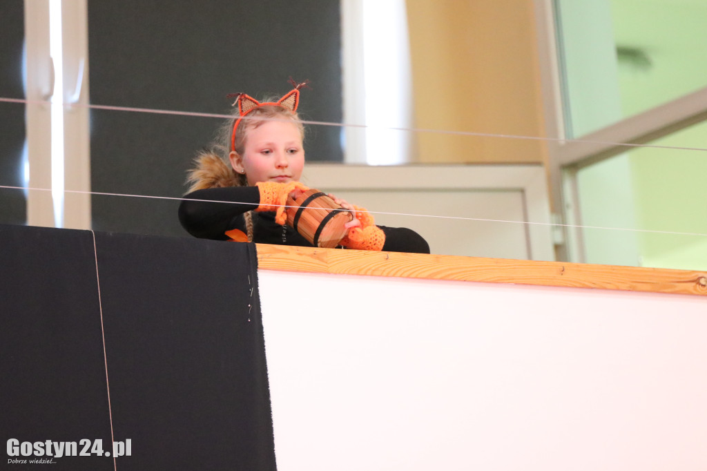 Przedstawienie w wykonaniu uczniów w Piaskach