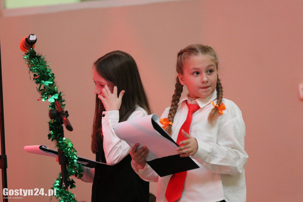 Przedstawienie w wykonaniu uczniów w Piaskach