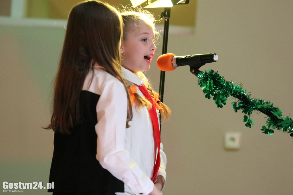 Przedstawienie w wykonaniu uczniów w Piaskach