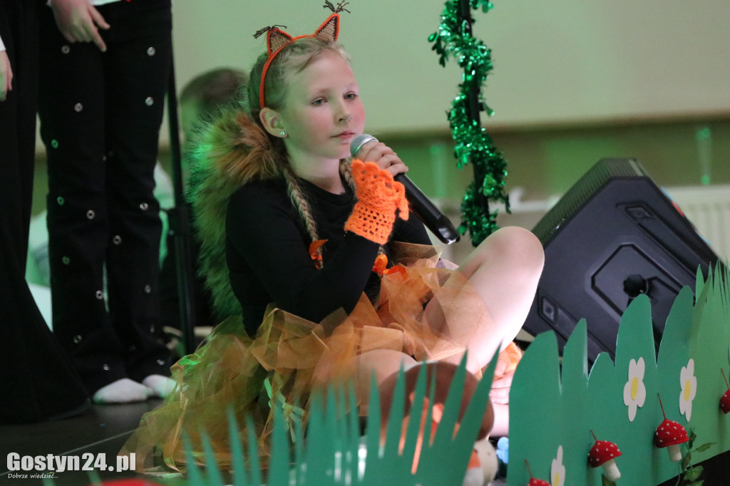 Przedstawienie w wykonaniu uczniów w Piaskach