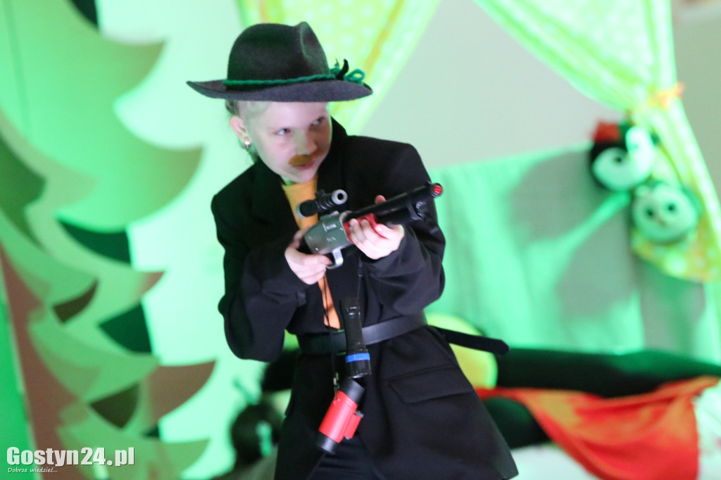 Przedstawienie w wykonaniu uczniów w Piaskach