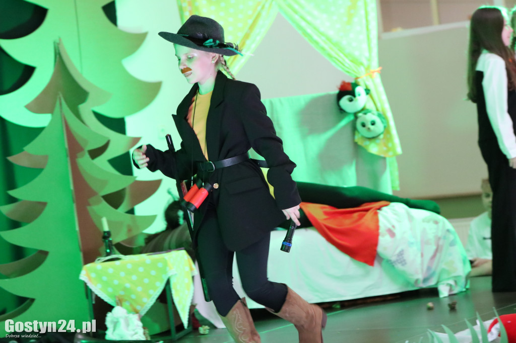 Przedstawienie w wykonaniu uczniów w Piaskach