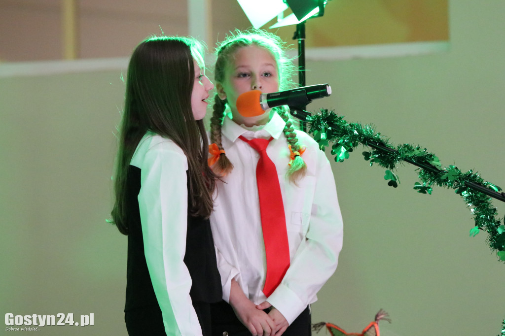 Przedstawienie w wykonaniu uczniów w Piaskach